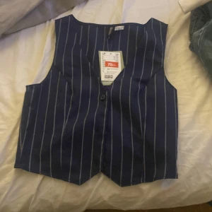 Skjort väst - En marinblå skjort väst med sträck på som aldrig har använts