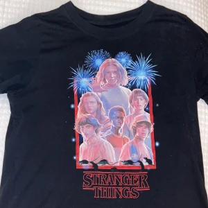 Stranger things tröja - Nu säljer jag en stranger things tröja!💗den har varit använd några gånger, därför jag säljer den är för att den tyvärr inte kommer till användning💗skriv gärna om ni skulle vilja ha den!!💗💗