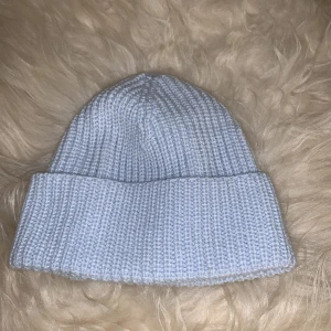 Mössa bikbok - Ljusblå mössa från bikbok. I stort sett oanvänd och tvättad