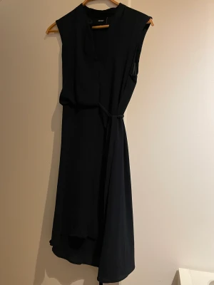 Klänning  - Fin klänning med knyt i midjan i bra skick