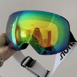 Skidglasögon Anon med Extra lins - Säljer mina M2 Skidglasögon från det populära märket Anon med avtagbara och bytbara linser/glas. Det gröna glaset används vid soliga dagar och det orangea för molnigare väder och sämre sikt. Glasen har några få repor på sig men inga märken som man ser!