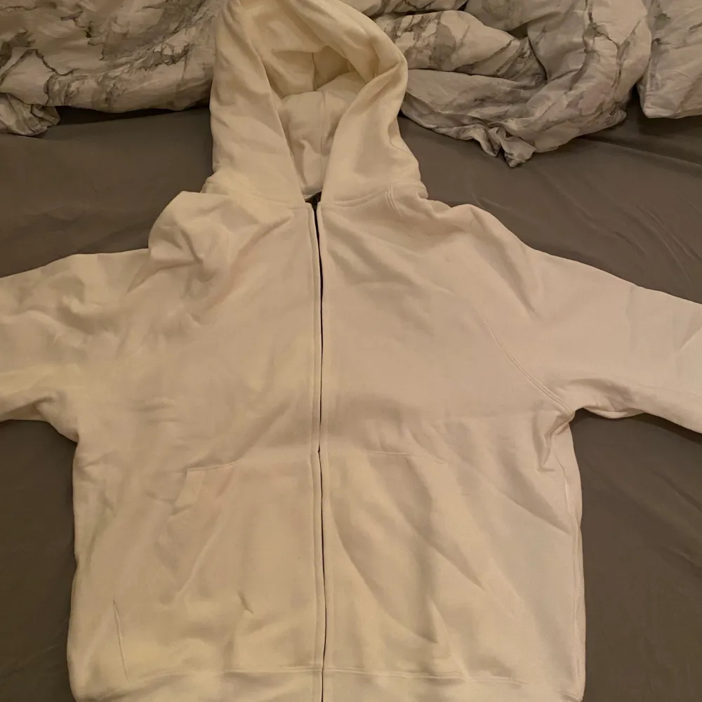 En vit Essentials zip hoodie i storlek M (oversize), inte använd av mig då den är för stor så den har bara legat i garderoben. Pris: 500kr, priset kan diskuteras. Skriv om du är intresserad så svarar jag så snabbt som möjligt.. Hoodies.