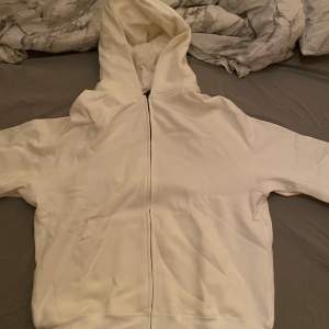 En vit Essentials zip hoodie i storlek M (oversize), inte använd av mig då den är för stor så den har bara legat i garderoben. Pris: 500kr, priset kan diskuteras. Skriv om du är intresserad så svarar jag så snabbt som möjligt.