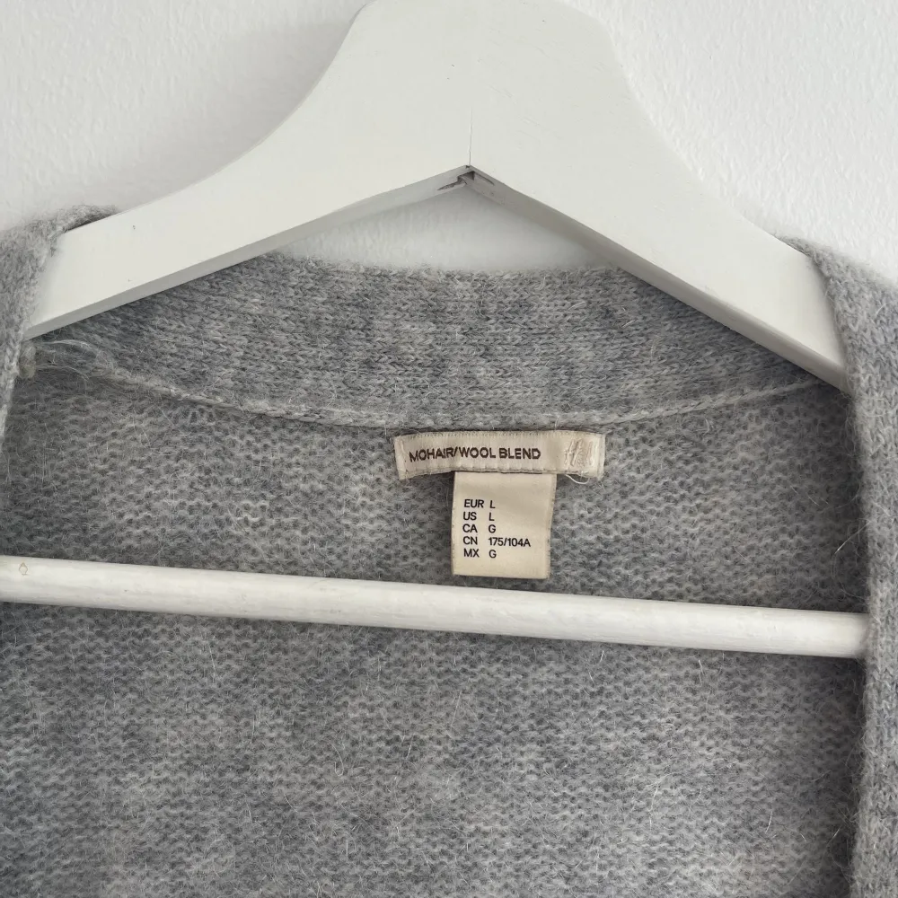 Grå stickad mohair/wool kofta från H&M premium collection. Strl L, mycket fint skick. Tröjor & Koftor.