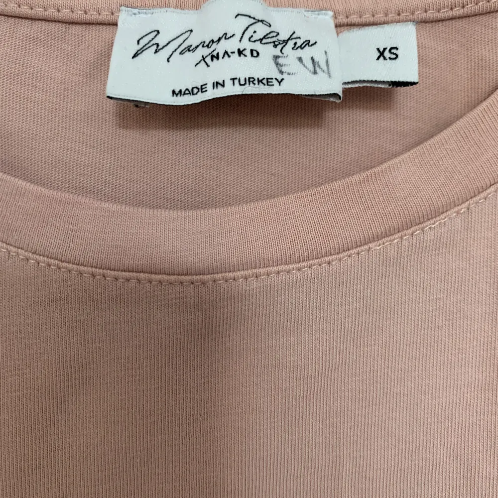 En dovt rosa lätt oversized T-shirt med tryck på en kvinna med blommor. Tröjan är använd men i bra skick. Säljer då den inte riktigt är min stil längre🤍. T-shirts.