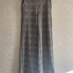 Mönstrade kostymbyxor  - Jättesköna mönstrade kostymbyxor med fickor. Högmidjade  Storlek: Xs Sparsamt använda 