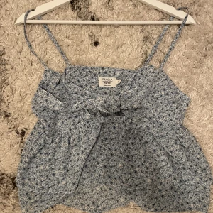 blå blus - Jätte fin blå luftig linne eller vad det är. använd men inte längre eftersom inte min stil. 