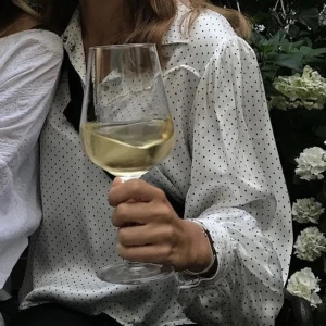 Blus från Ganni - Prickig silkesblus från Ganni! Använd ca 3 gånger! Inga defekter, som ny! Nypris ca 2000 kr. 