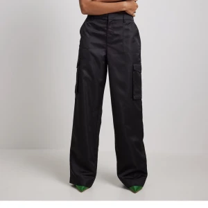 NAKD satin cargobyxor - Säljer de slutsålda cargo byxorna från NAKD. Är i storlek 36.   Finns att hämta i Jakobsberg eller fraktar(köparen står för frakten)🌺