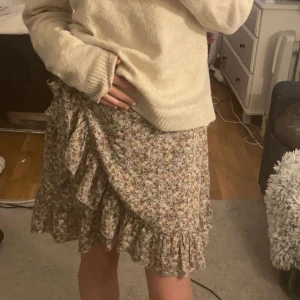 Blommig kjol - Säljer denna fina kjol från SHEIN då den är lite stor på mig. Helt oanvänd och bra skick💕💕