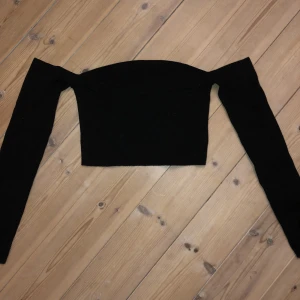 Offshoulder topp - Super söt svart offshuolder topp💞