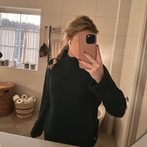 Mörkgrön stickad tröja - Skön mörkgrön stickad tröja💚snygg passform!!