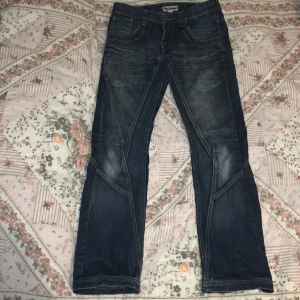 fett snygga low waist jeans - verkligen perfekt passform på mig som har xs-s🙏köpta second hand och har använt en del så ena bqckfickan har tappat en knapp men annars väldigt bra skick