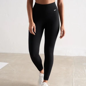 Aimn träningstights  - Säljer mina svarta ribbed seamless tights från aimn i storlek s. Tightsen är använda några gånger, men dom är i mycket bra skick (inga skador eller liknande). Säljer för 300 kr, nypris 599💞