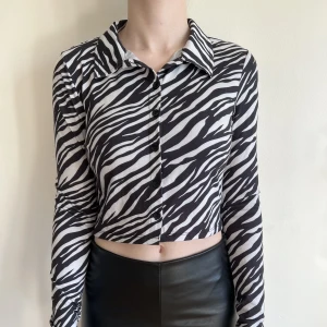 Zebramönstrad crop top - Zebramönstrad crop top från Nelly Trend, storlek S. Använd 1 gång. 