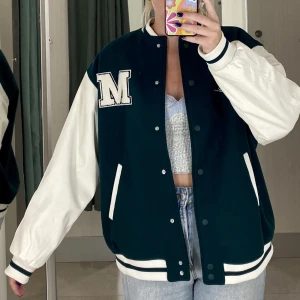 Collegejacka - Säljer en collegejacka. Strl xs men stor i strl. Köpare står för frakt💜
