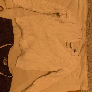 Stickad tröja - Jättefin stickad tröja med fina detaljer i ryggen, knytning baksida med korsning. Storlek s/m är som ny