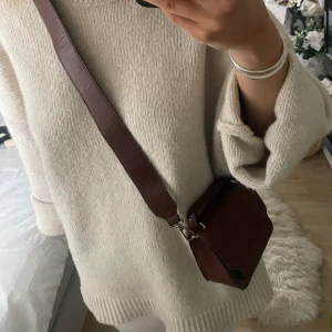 Väska HVISK - Supersöt väska från HVISK, helt oanvänd. Brunt läder. 