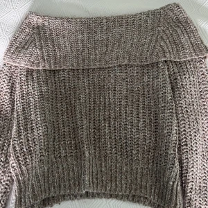 Tröja - Stickad of shoulder tröja från ONLY. Storlek M men skulle säga att den även passar en S.