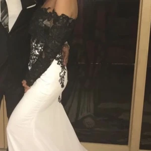 KLÄNNING  - en väldigt fin klänning! PRIS KAN DISKUTERAS! 