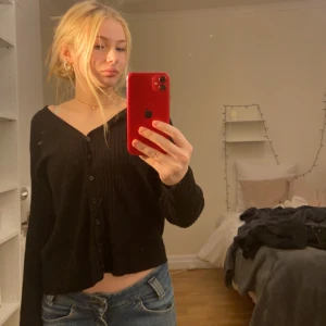 Svart tröja  - Söt svart tröja från hm. Storlek L men jag skulle säga att den passar på S/M beroende på hur man vill ha den. Som ni ser kan man ha knapparna stänga (som en tröja) eller öppen (som kofta). Skriv gärna för mer info/bilder🥰