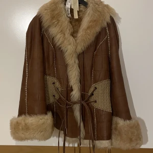 Roberto Cavalli skinnjacka med vinterpäls - Elegant och super skön varm jacka i från Roberto Cavalli. 