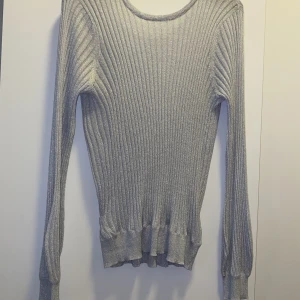 Glitter silvrig topp med öppen rygg  - Glitter silvrig topp med öppen rygg från Vero Moda Stl. S Ny skick