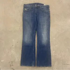 Ett par bootcut Diesel jeans. Jeansen är i fint skick med inga fläckar men med tecken på anvandning. Matt: midja: 45 cm, längd: 108 cm, innerben: 84 cm.