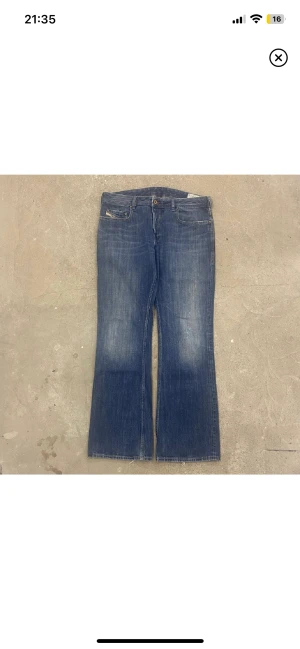 Diesel jeans  - Ett par bootcut Diesel jeans. Jeansen är i fint skick med inga fläckar men med tecken på anvandning. Matt: midja: 45 cm, längd: 108 cm, innerben: 84 cm.