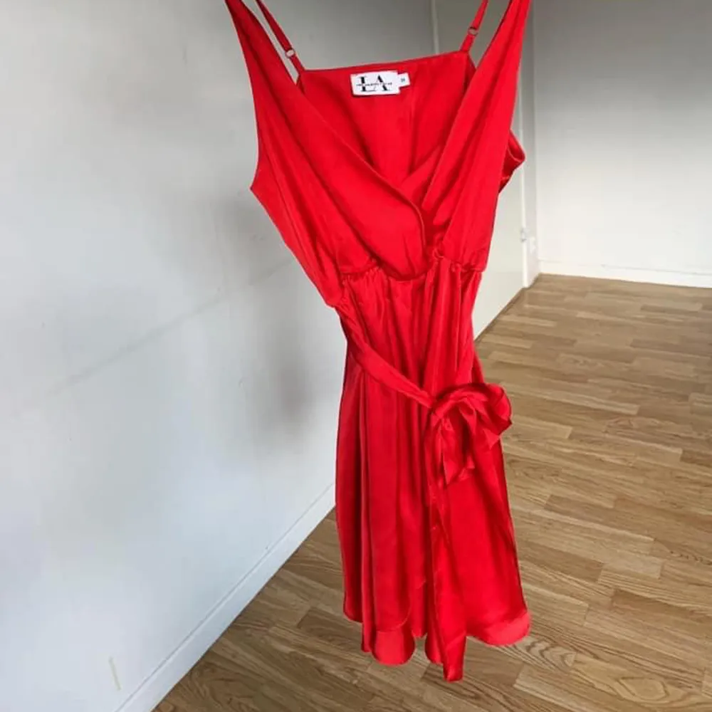Jättefin röd sidenklänning från Linn Ahlborg x nakd i strl 34. Använd en gång, 80kr ❤️. Klänningar.