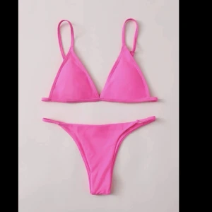 Bikini - En skitsnygg bikini som jag säljer nu då överdelen inte passade. Jag har vanligtvis 75B/C i bh. Superfin färg och är endast testad en gång. Troslappen finns kvar i underdelen och har inte tagits bort när jag testade den. Den är alltså i 100% nyskick.