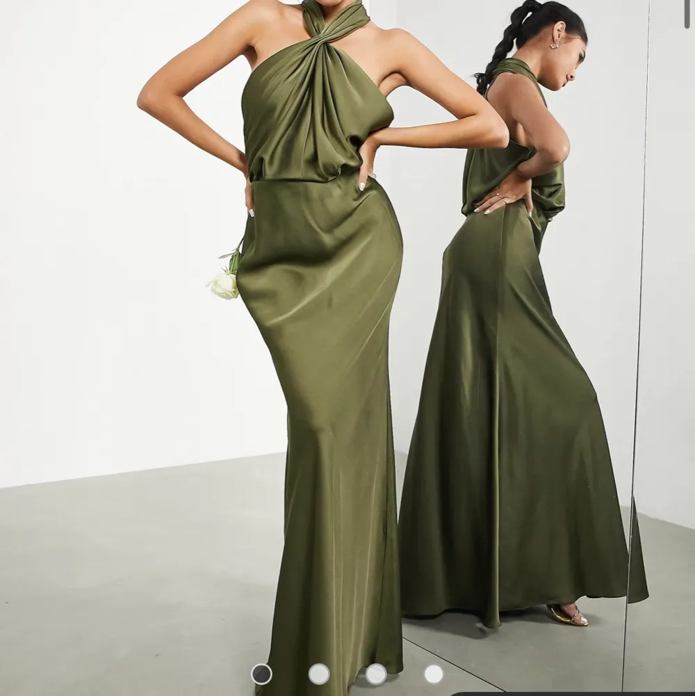 Säljer en vacker olivfärgad långklänning i satin. Använd vid 1 tillfälle. Ordinarie pris: 1569kr. Mitt pris: 600kr. . Klänningar.