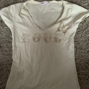 Topp - T-shirt från zoul  Storlek xs  V ringad 