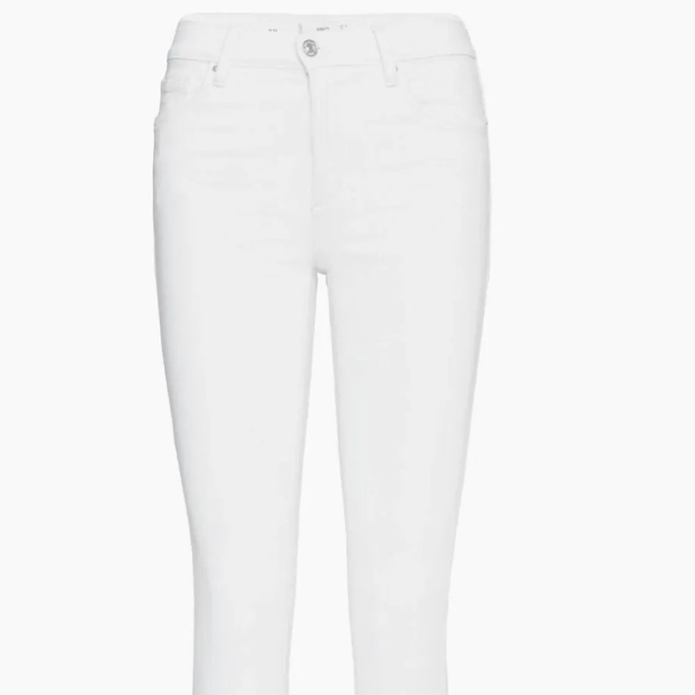 En mango jeans som är ALDRIG använt i jätte bra skick. Köpte för 269kr säljer för 100kr. Jeans & Byxor.