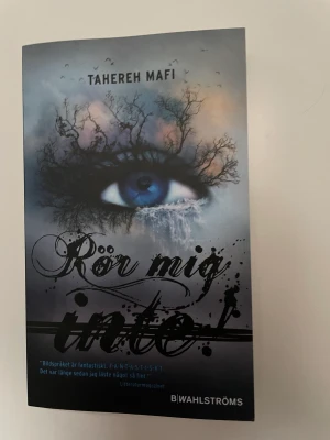 Rör mig inte - Första boken i shatter me serien, skriven av Mafi Tahereh. Boken är aldrig läst och ryggraden är hel! Endast interesse koll då jag helst byter mot en annan engelsk bok, kan även sälja boken isåfall ge bud