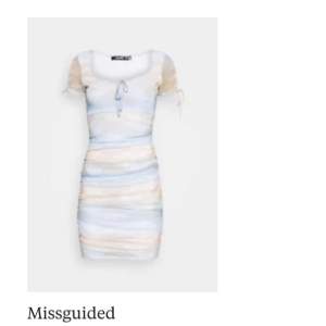 Tight kort klänning från Missguided med molndesign i rosa, blått och vitt! 🥰☁️ Har verkligen varit min favoritklänning men passar inte mig längre! 🫶väldigt kort men inte fööör kort!