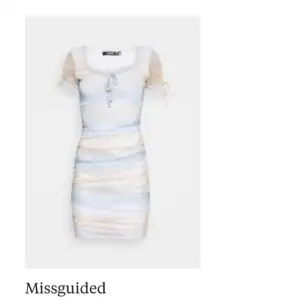Tight kort klänning från Missguided med molndesign i rosa, blått och vitt! 🥰☁️ Har verkligen varit min favoritklänning men passar inte mig längre! 🫶väldigt kort men inte fööör kort!