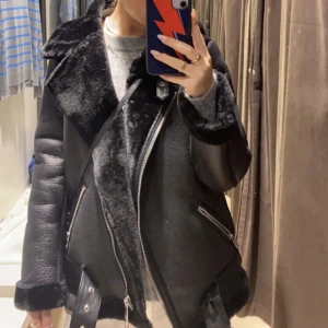 Skinnjacka - Jätte jätte mysig och snygg skinnjacka från zara☺️den är i ett sånt bra skick och använd ett fåtal gånger! Den värmer, är praktiskt OCH är snygg🙏🏻 Jag möts upp och fraktar☺️pris kan diskuteras!