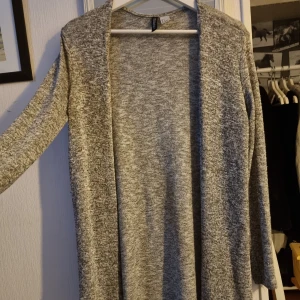 Grå kofta - En jättefin nästan oanvänd kofta i storlek S från H&M