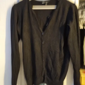 Svart cardigan - Svart cardigan, aldrig använd Strl. S