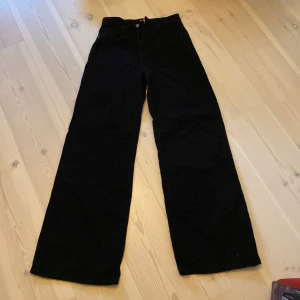 Vida svarta jeans  - Högmidjade jätte snygga vida svarta jeans. Bra kvalitet och inga tecken på användning. Blixtlås och knapp. Perfekta för våren . 