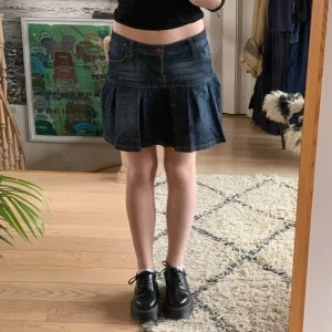 mini jeanskjol  - kort 2000s lowwaist jeanskjol med lite volanger! hade behållt den om jag hade plats:(