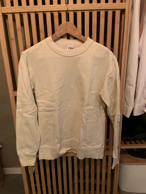 Zara Crewneck - Zara crewneck endast använd fåtal gånger. Är i vit creme färg och perfekt basplagg.