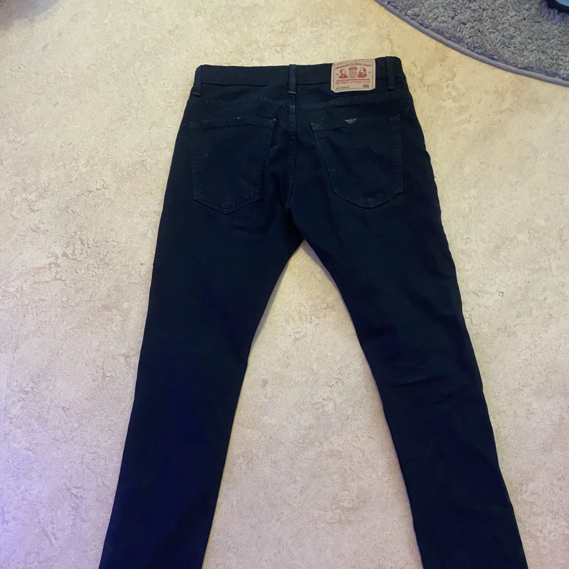 Svarta jeans r