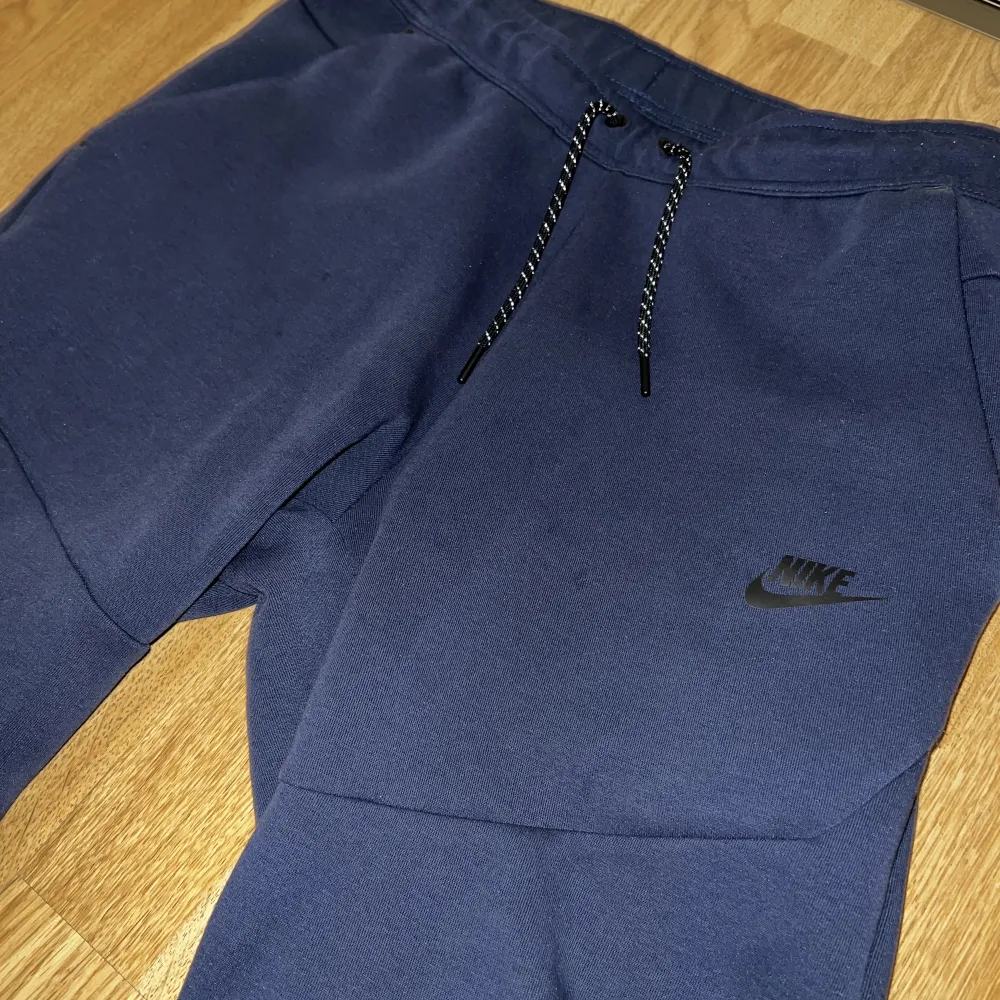 Helt ny Nike Tech Fleece dress i färgen ”Navy Blue”. Väldigt bra pris då nypriset ligger på 2000+ kr.. Hoodies.