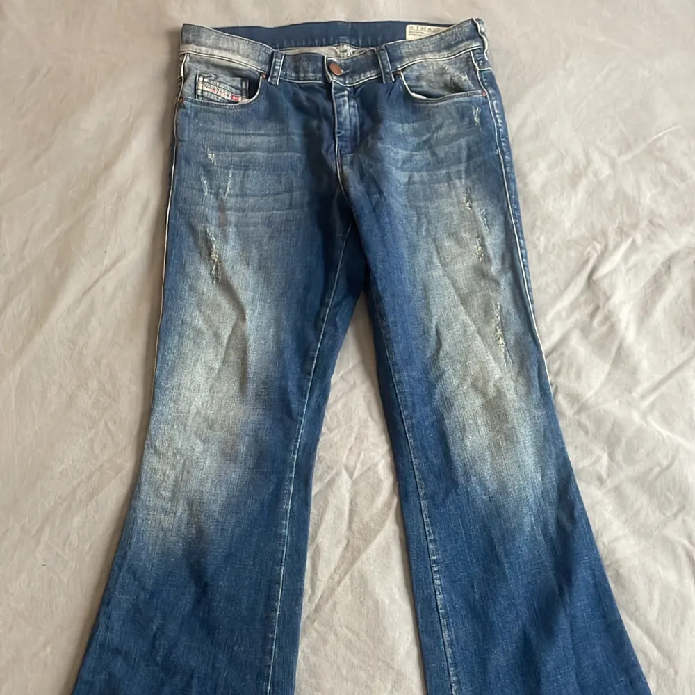 Lågmidjade/regular waist jeans med bootcut från Diesel. Köpta för många år sedan, aldrig använda. Skriv för fler bilder och mått😊. Jeans & Byxor.