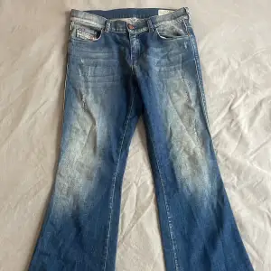 Lågmidjade/regular waist jeans med bootcut från Diesel. Köpta för många år sedan, aldrig använda. Skriv för fler bilder och mått😊