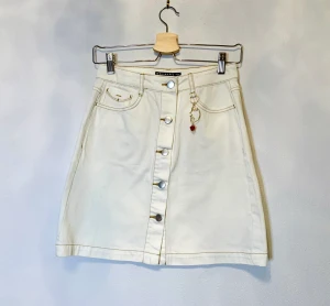 Vit Jeanskjol - Aldrig använd och nyckelringen kommer med💗 Självklart kan du ta av den om du vill.  Kjolen har fram och bakfickor, inga ”fakefickor”👍🏻 Storlek XS och är 44,5 cm lång