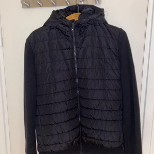 J.Lindberg Jacka - Ja säljer min J.L jacka pga att den inte passar längre. Jackan är i ny-skick då den bara används fåtal gånger. Den är storlek M men passar även S beroende på hur man vill att den sitter. Köpte den ny för inte så länge sedan (2650kr)Vid frågor skriv privat