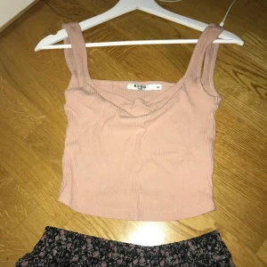 Nakd topp  - Fin topp från Nakd  Säljer också kjolen  Kan lämna båda i super bra pris 🪕🌻
